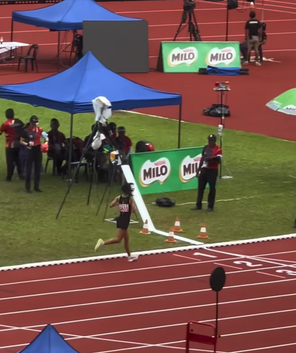 Gagah Tamatkan 10000 Meter, Semangat Juang Pelari Sarawak Arshyvia Curi Perhatian Ramai